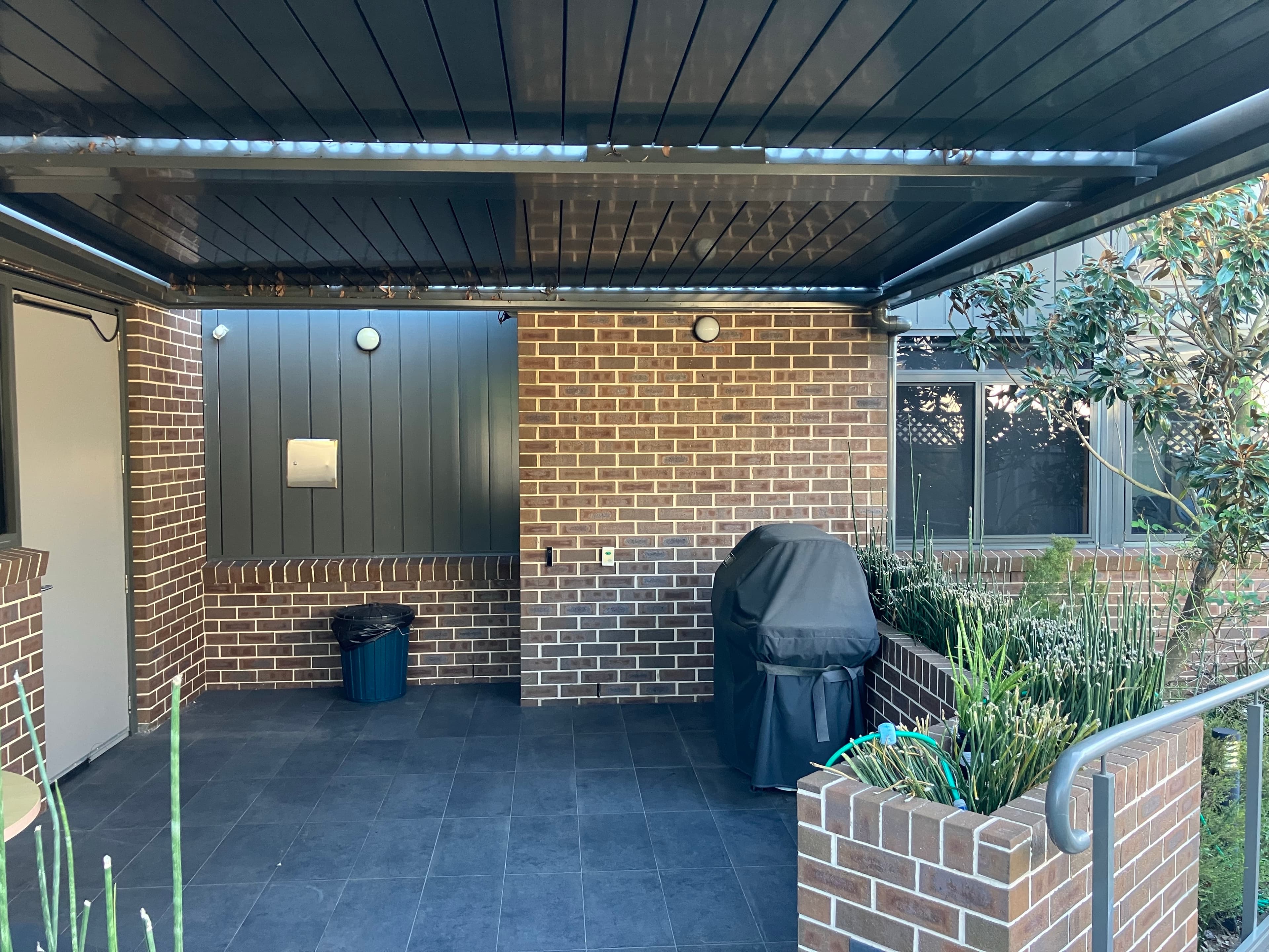 An image of the Beverly Hills accommodation backyard